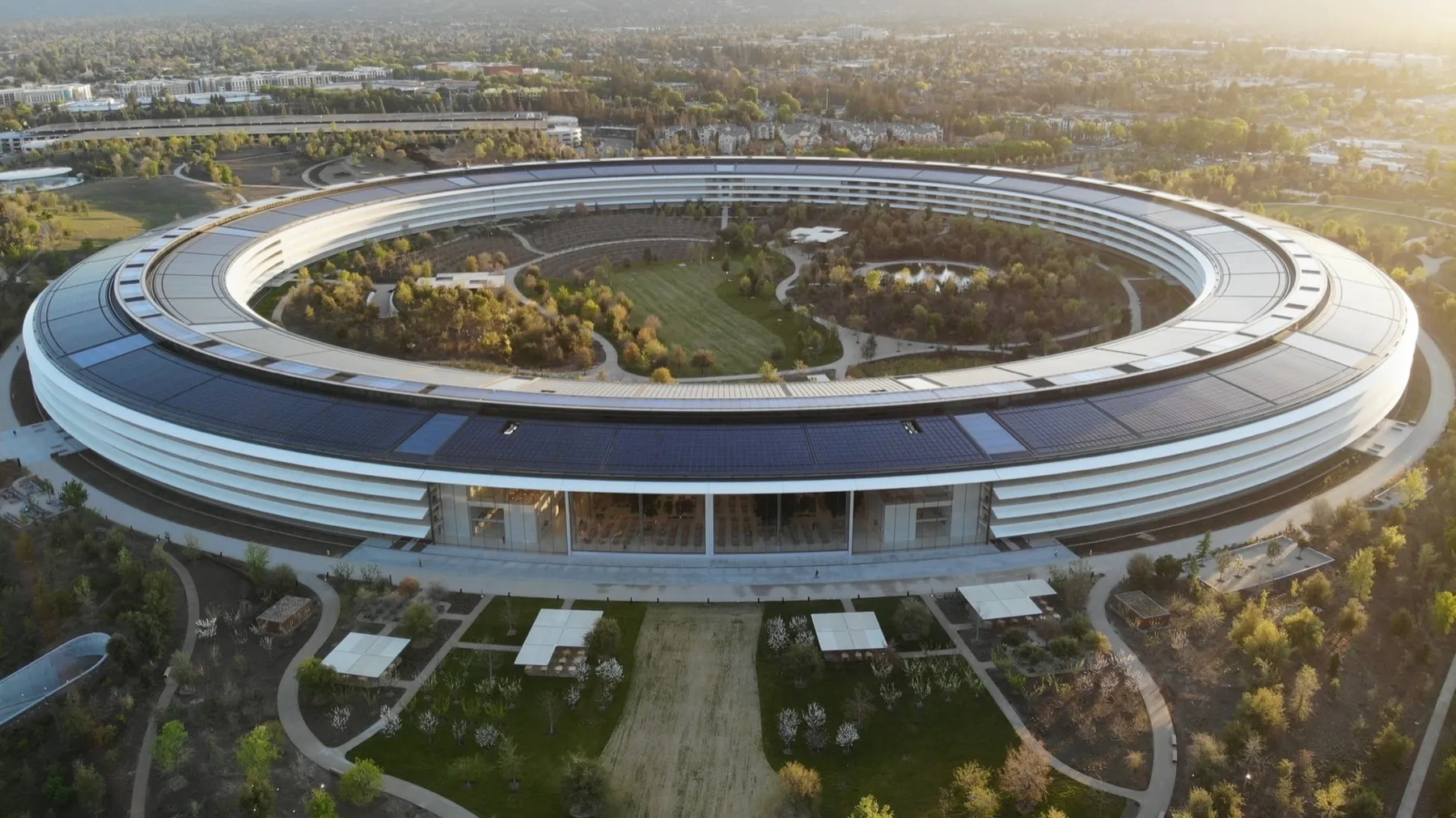 Der Apple Campus sieht aus wie ein Raumschiff – und ist meiner Meinung nach eines von wenigen gelungenen Beispielen von Bauwerken der kontemporären Architektur